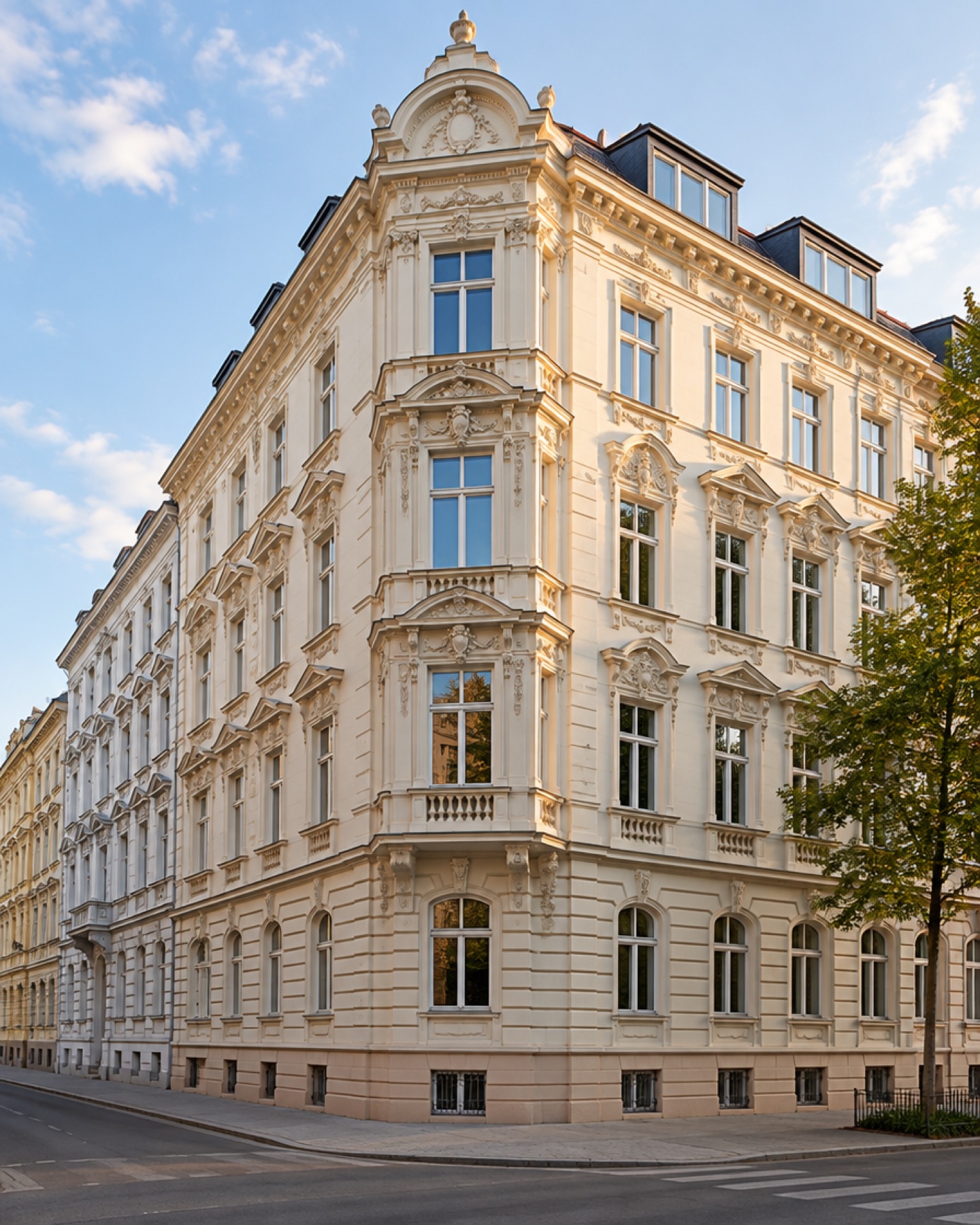 Restauriertes Gründerzeithaus an einer Wiener Straßenecke